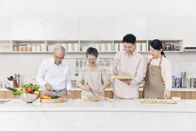 人物系列写实厨房一家人一块包饺子
