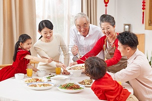 新年时全家人一起吃团圆饭