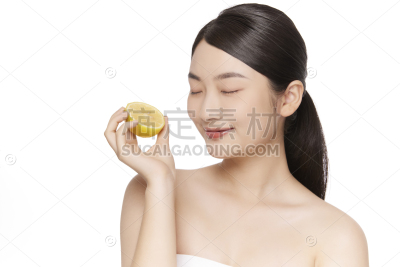人物系列写实拿着柠檬的美妆模特
