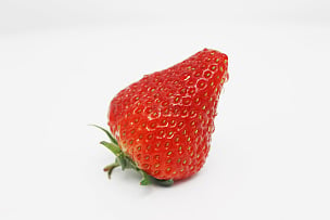一个鲜嫩欲滴红色草莓
