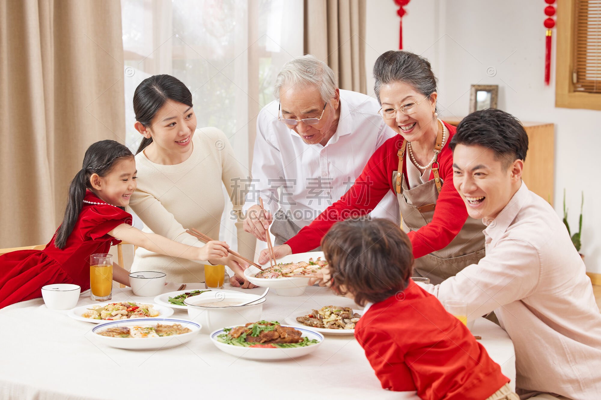 人物系列写实春节团聚一家人吃饭