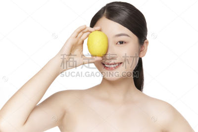 人物系列写实拿着柠檬挡眼镜摆拍的美妆模特