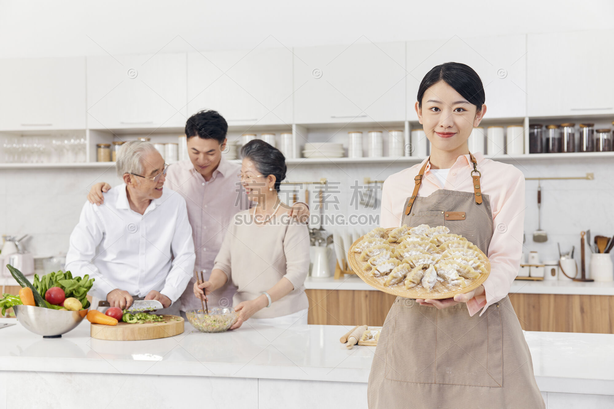 一家人在厨房里包饺子