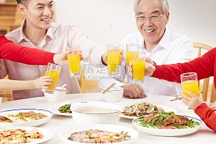 一家人吃团圆饭的时候一起举杯庆祝