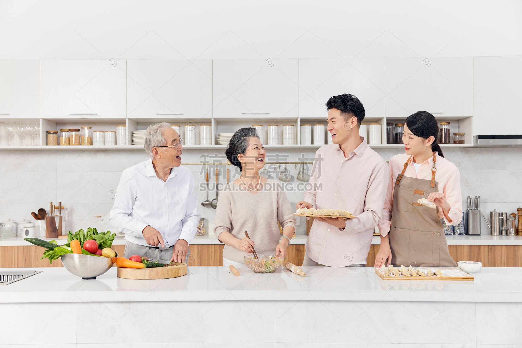 一家人在厨房里包饺子