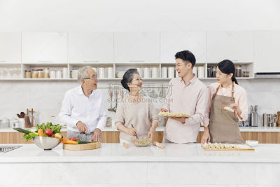 人物系列写实厨房一家人一块包饺子