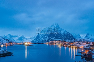 冬季挪威峡湾边的村庄和雪山