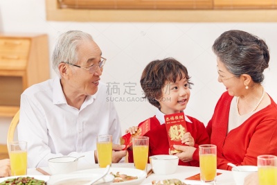人物系列写实新年时爷爷奶奶给孙子发红包