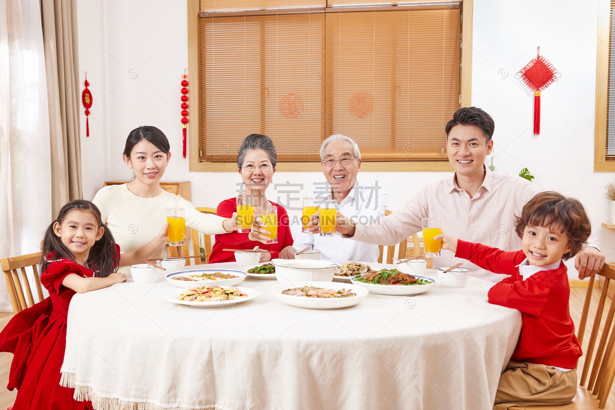 人物系列写实春节时一家人一起举杯庆祝