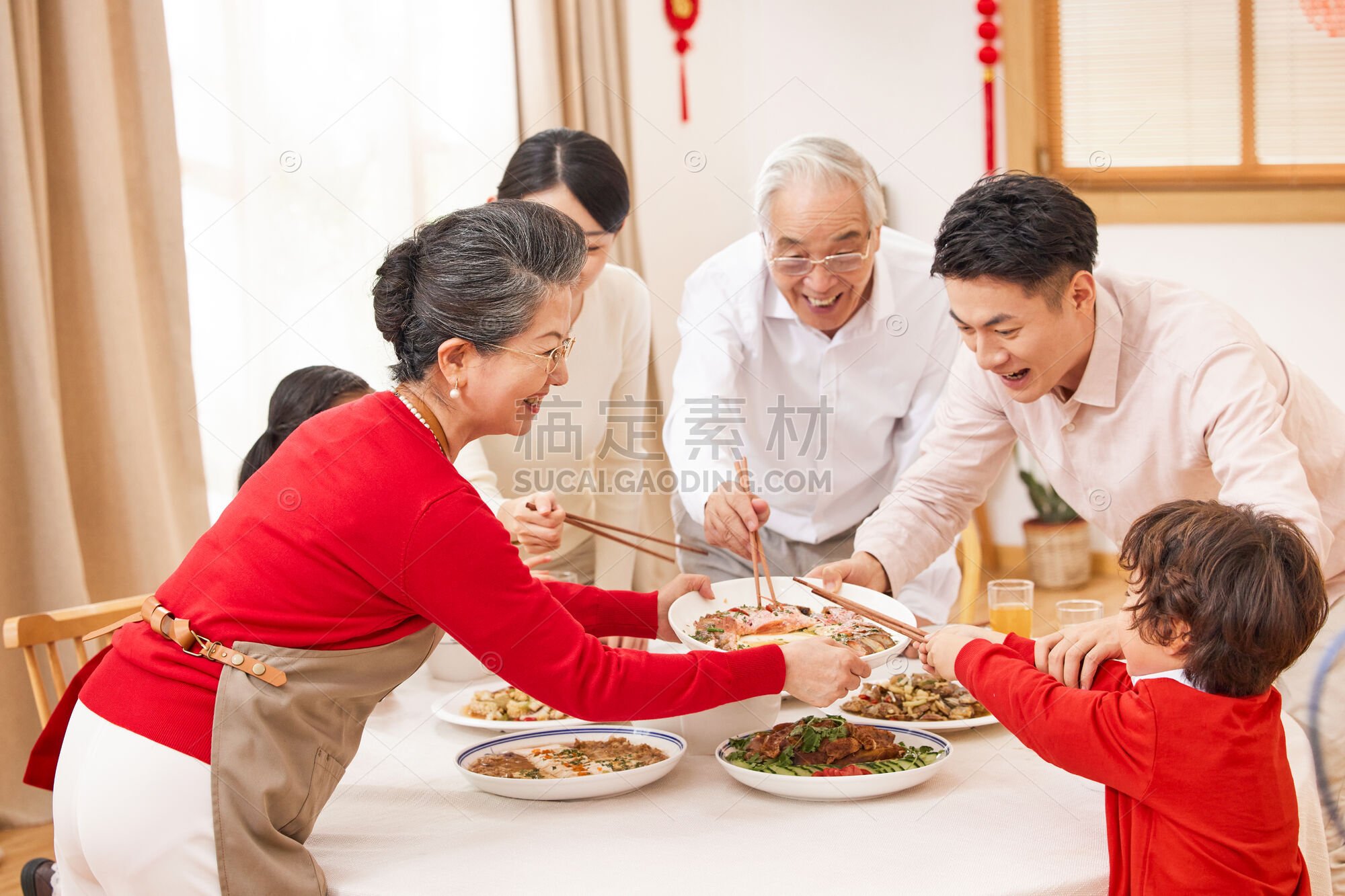 人物系列写实春节团聚一家人吃饭