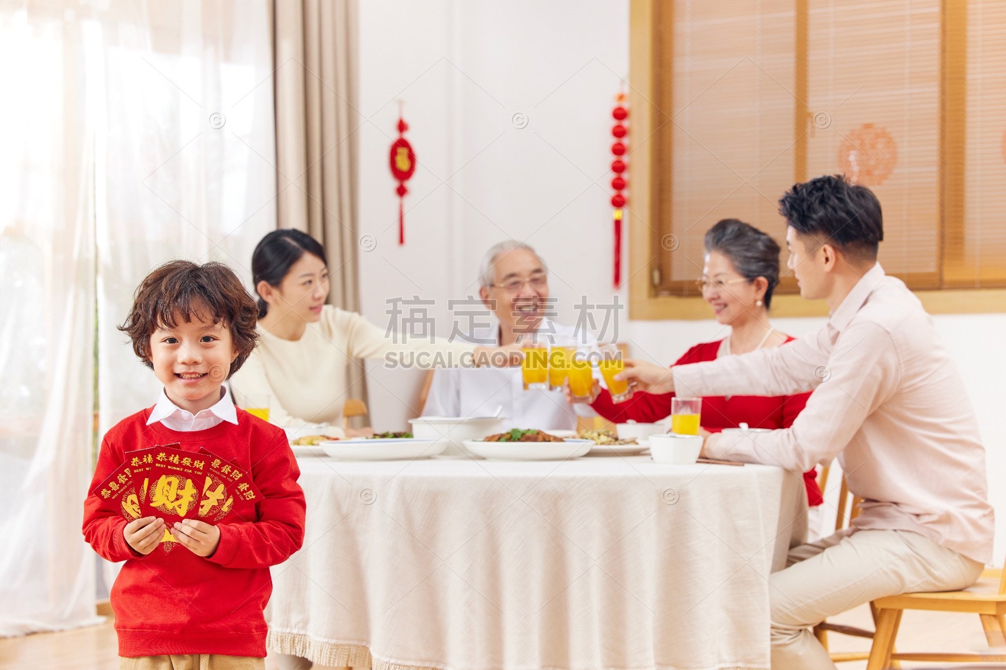 大人在后面吃饭小孩收红包