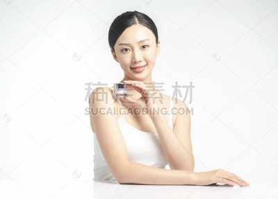 美妆系列写实穿着白色吊带展示护肤品的美妆模特