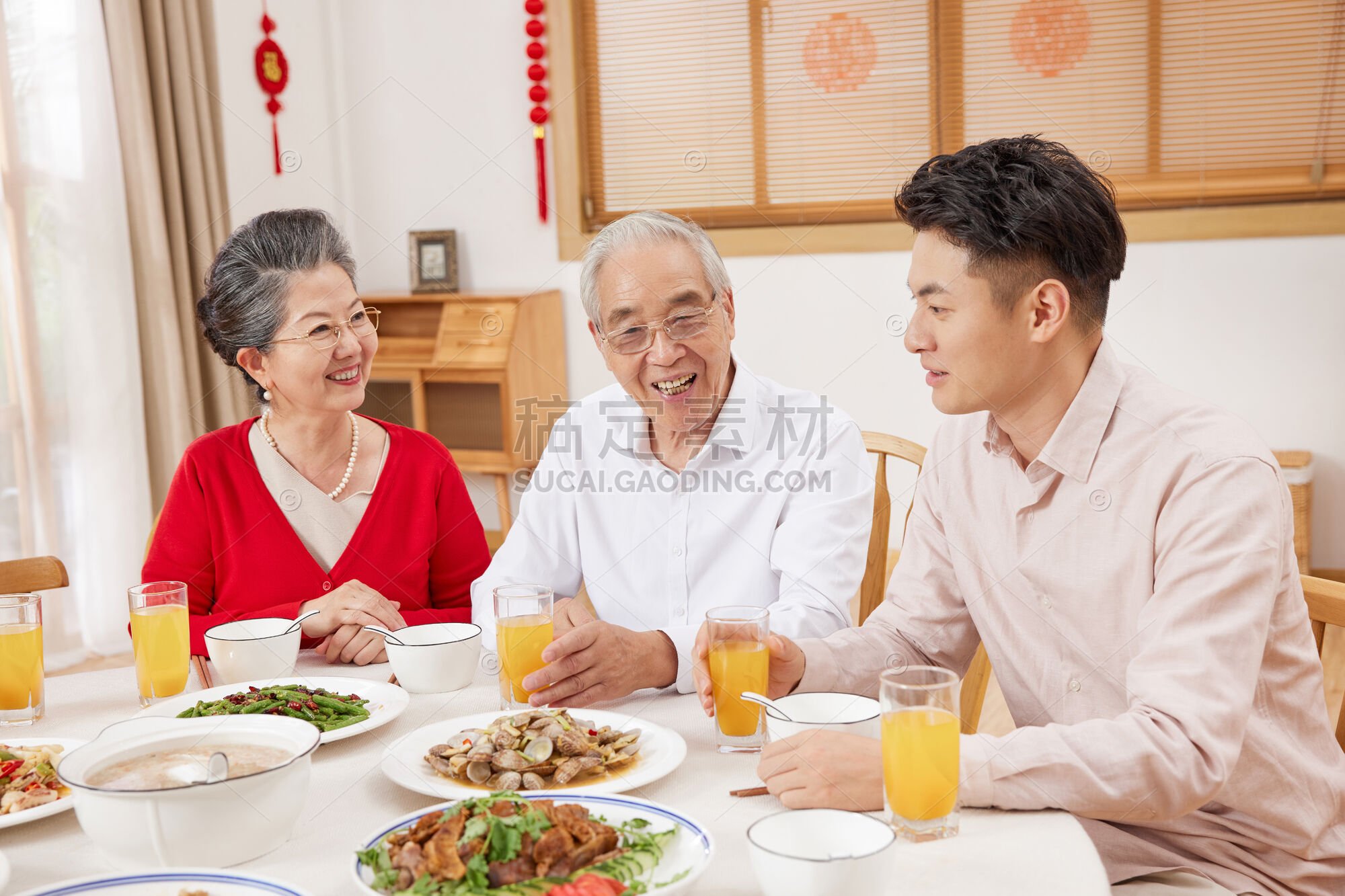 人物系列写实春节团聚一家人吃饭