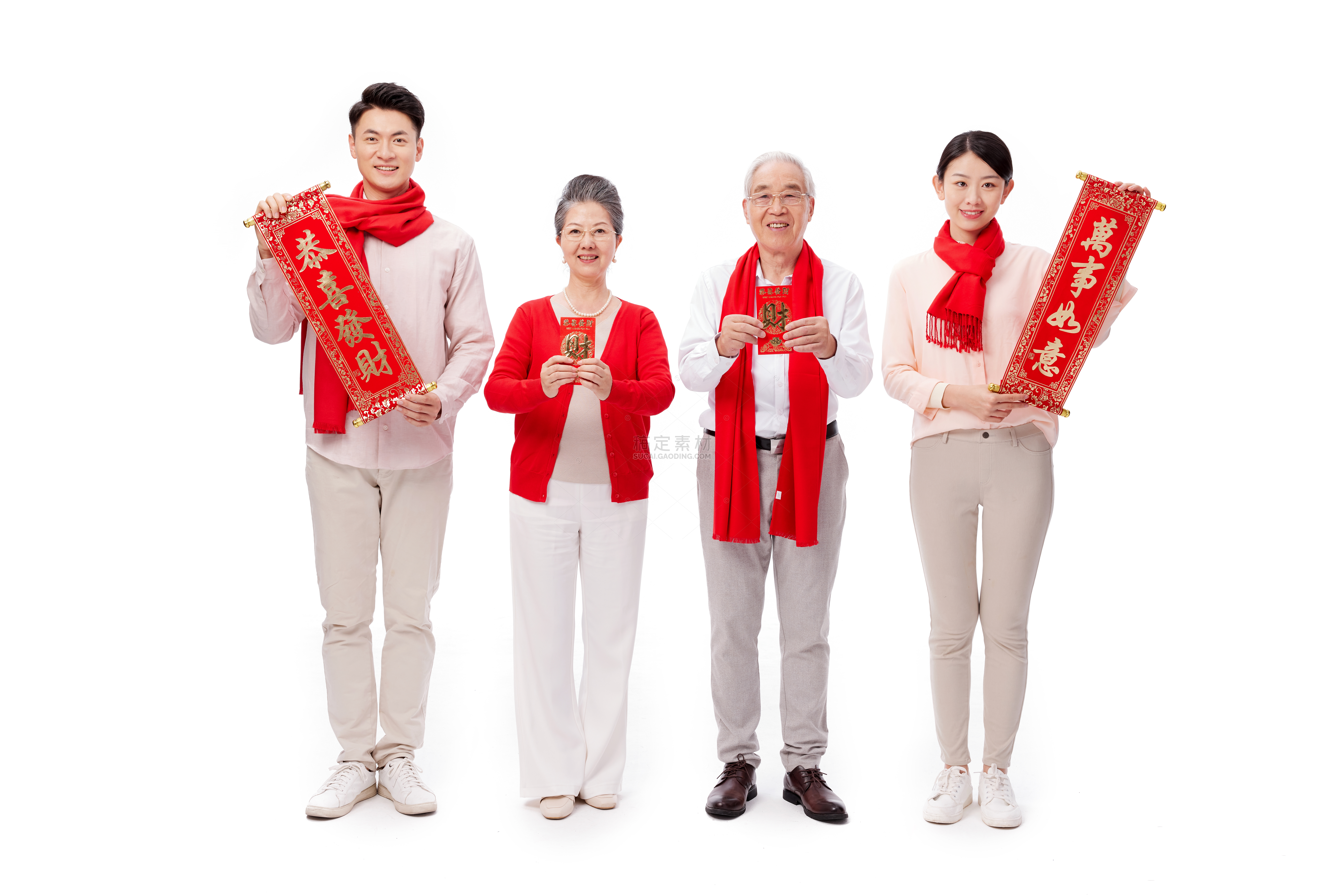 人物系列写实一家人拿着小对联和红包迎新年