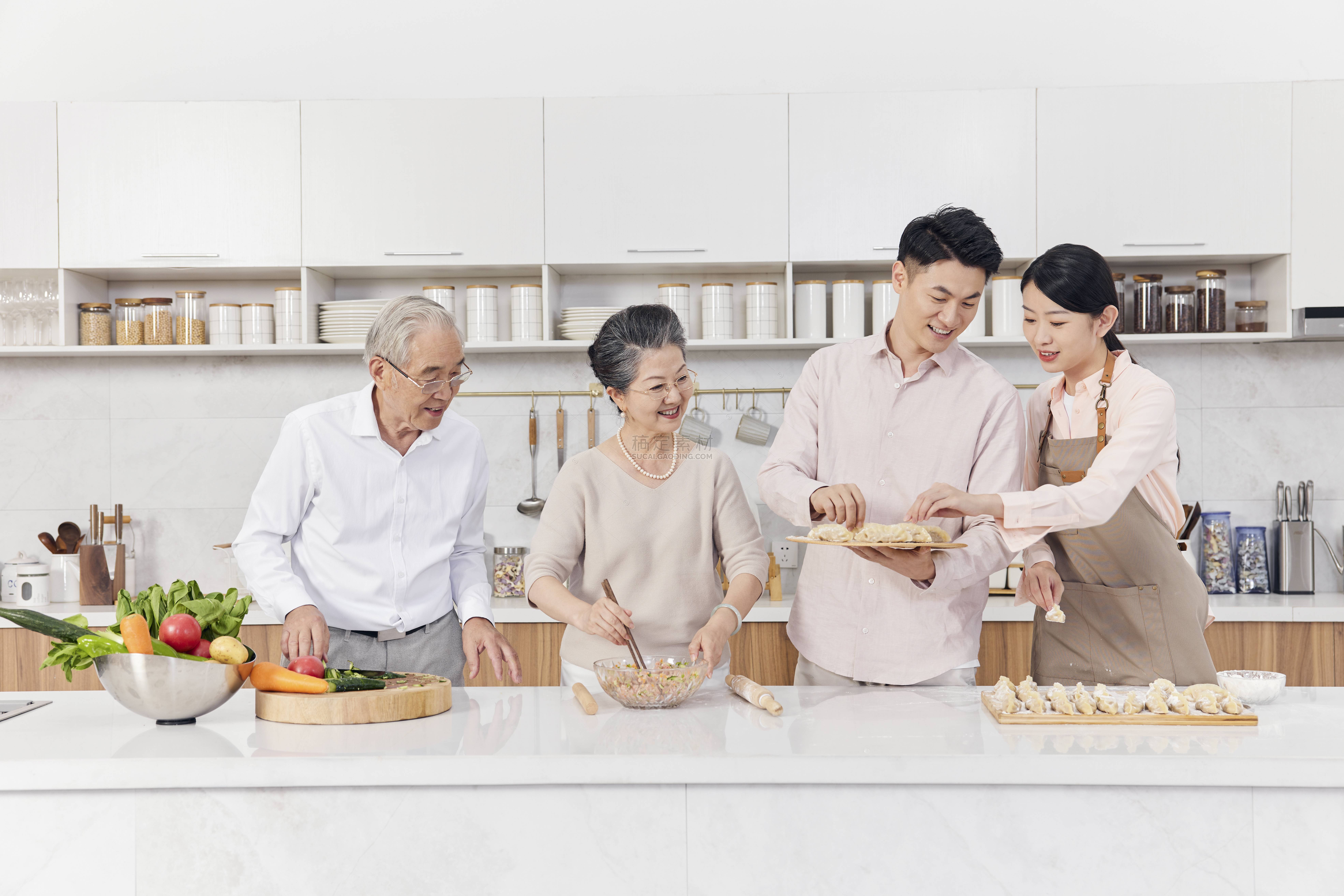 人物系列写实一家人在厨房包饺子