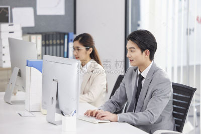 人物系列写实坐在办公室的电脑前办公的商务人士