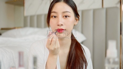 美丽年轻的亚洲女人与清洁新鲜的皮肤。面部护理、隔离白底面部治疗、美容、健康肌肤理念及美容理念。