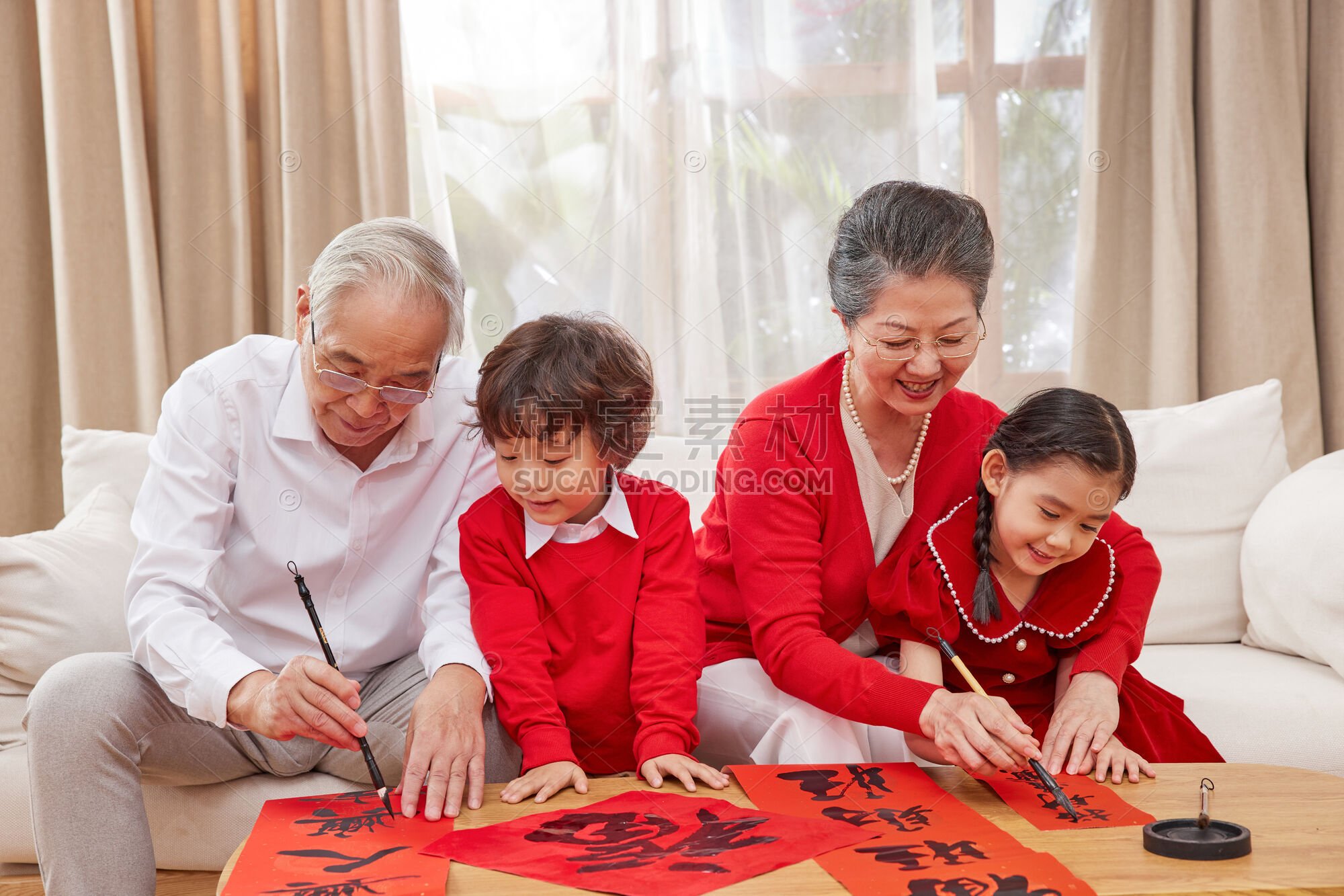 人物系列写实爷爷奶奶教小孩写对联