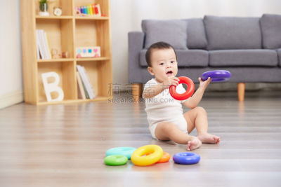 人物系列写实小孩坐在地上玩玩具