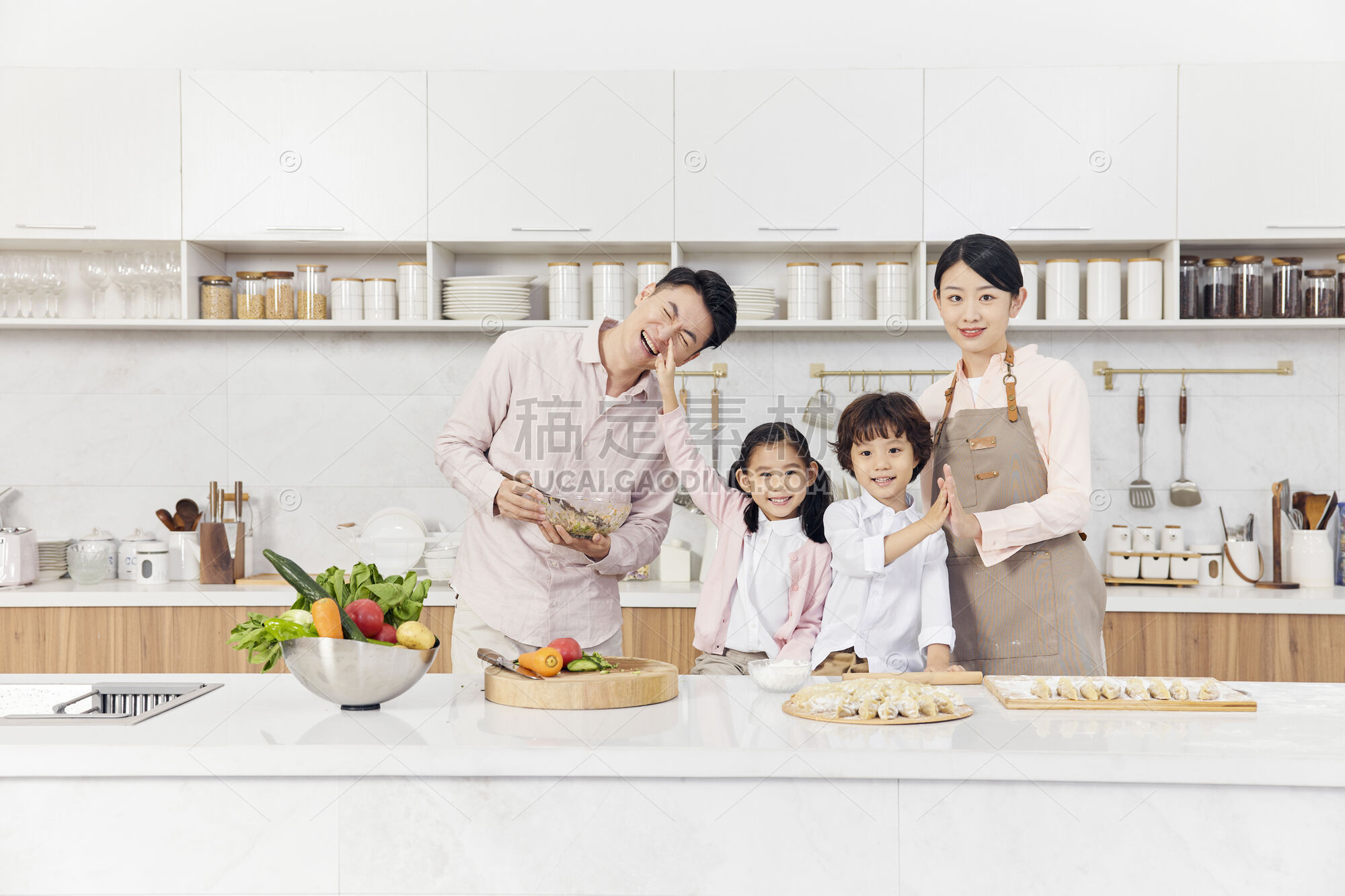 人物系列写实厨房一家人一块包饺子