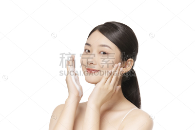 美妆系列写实双手都是泡沫的美妆模特的正面半身照
