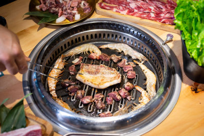 美食系列实景铁板烧烤肉生虾肉块