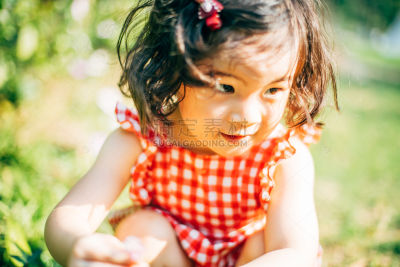 人物系列室外穿着红白格子连衣裙可爱的小女孩