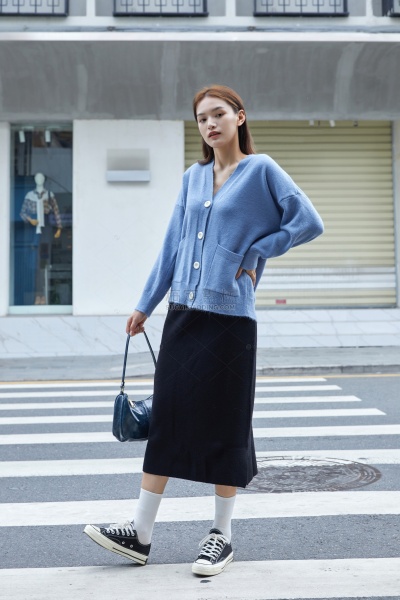 服饰系列实景模特穿着蓝色毛衣和黑色长裤的室外摆拍   