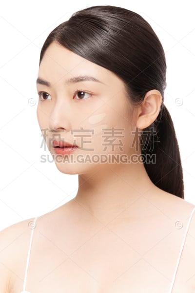 美妆系列试用粉底液的美妆模特