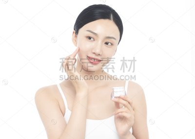 美妆系列写实穿着白色吊带使用护肤品的美妆模特半身照