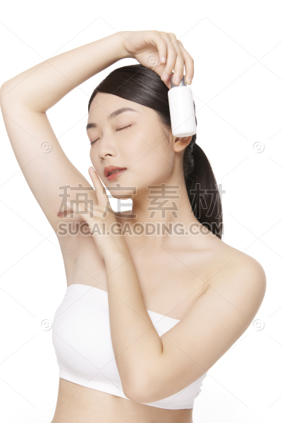 美妆系列写实拿着护肤品摆拍的女装模特