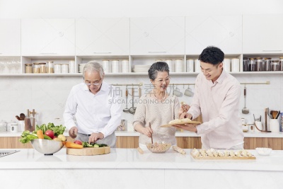 人物系列写实一家人一起在厨房包饺子