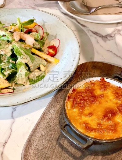 沙拉煎饼美食摄影图