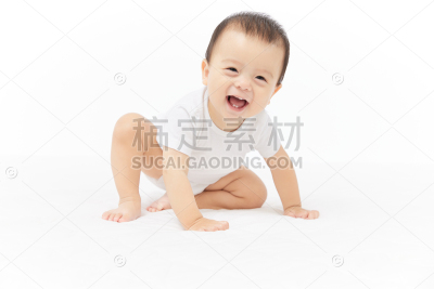 人物系列写实小孩子坐着朝前方大笑