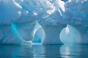 南极洲水面上的冰山
