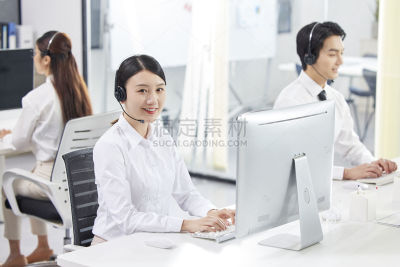 人物系列写实坐在办公室的电脑前为客户解答的客服