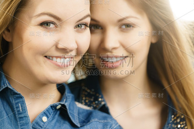 两个快乐的女性朋友在玩