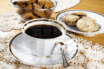 咖啡杯，花边桌布，木桌，乡村风格