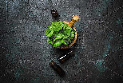 薄荷精油装在一个小的棕色瓶子里
