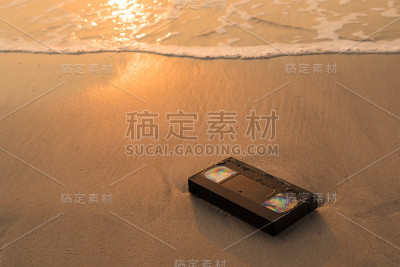海滩上的旧录像带