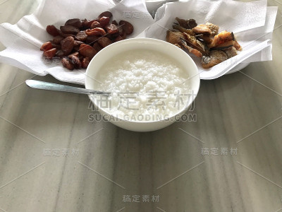 米饭配炸鱼和甜香肠