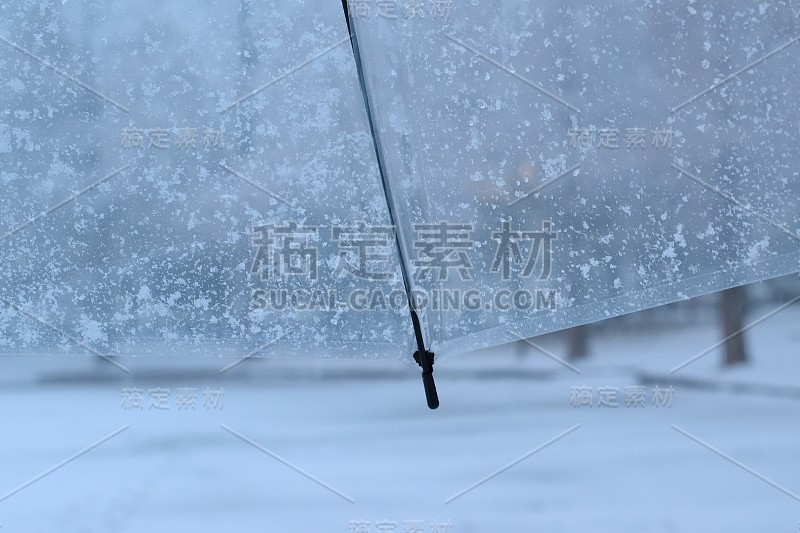 背景纹理的雪花在透明的白色塑料伞