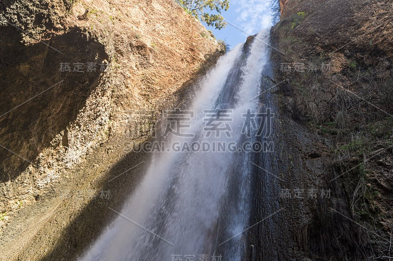 哈塔努尔瀑布从山上的裂缝中流出，位于以色列北部加利利地区湍急、浅而寒冷的山脉Ayun河的延伸处