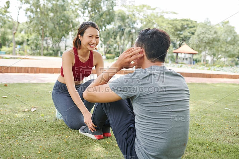 女朋友帮助做腹肌锻炼