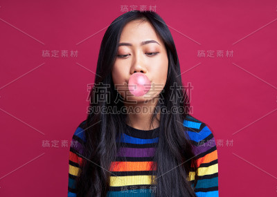年轻漂亮的女人，一边嚼口香糖一边吹泡泡