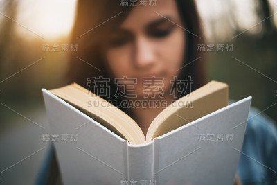 小女孩在户外读书