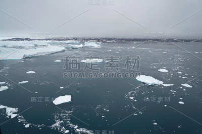 格陵兰岛北冰洋上的冰山