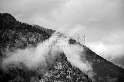 山中雾舞