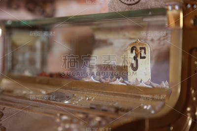 旧零售店的古董收银机，突然出现