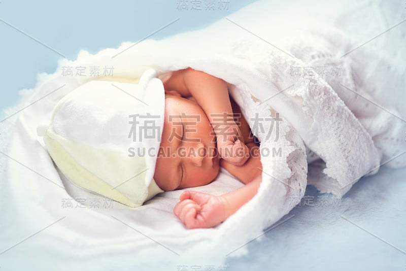 可爱的新生婴儿睡在梳妆台的架子上